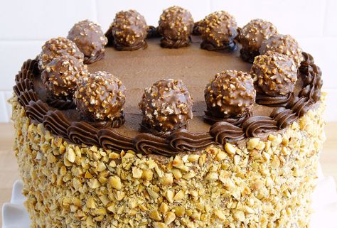 ¿Cómo hacer tu propio pastel de Ferrero Rocher? Compartimos la receta Nutella Cream Cheese, Nutella Cheesecake, Cream Cheese Buttercream, Torte Cupcake, Cheesecake Cake, Salty Cake, Cream Cheese Chicken, Chocolate Nutella, Ferrero Rocher