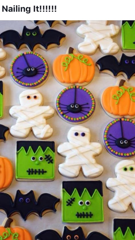 Simple Halloween Cookies Royal Icing, Iced Halloween Cookies, Halloween Cookie Ideas Royal Icing, Halloween Cookies Decorated Buttercream, Halloween Cutout Cookies, Circle Halloween Cookies, Halloween Cookies Decorated Easy, Halloween Sugar Cookies With Royal Icing, Halloween Iced Cookies