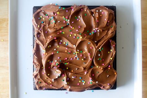 Smitten Kitchen Chocolate Cake, Smitten Kitchen Recipes, I Want Chocolate, Chocolate Birthday Cake, Easy Chocolate Cake, Chocolate Buttercream Frosting, Square Cake, Smitten Kitchen, Köstliche Desserts