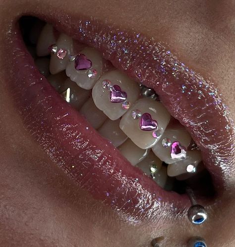 Tooth Gems Ideas Men, Toothgems Aesthetic, Toothgems Ideas, Tooth Gems Aesthetic, Tooth Gems Ideas, Teeth Bling, Makeup 2000s, Piercings Aesthetic, Teeth Gems