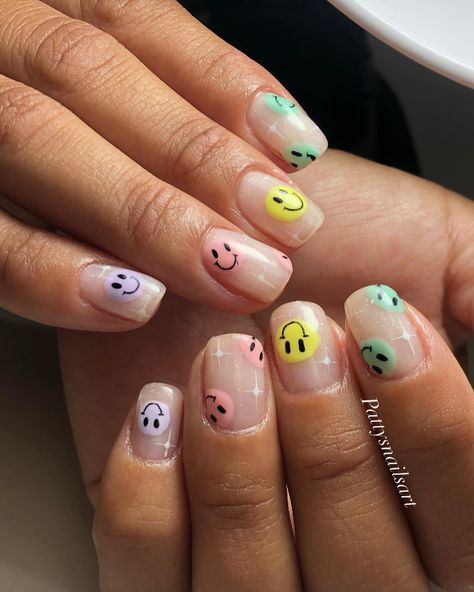 100 Fun and Cute Emoji Nails to Brighten Your Day Happy Nails Designs, Happy Face Nails, Emoji Nail Art, Smile Nails, Faces Emoji, Emoji Nails, Belle Nails, Fun Emoji, Quick Nail Art