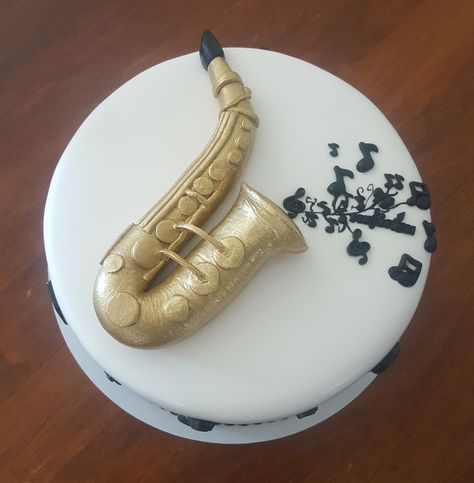 Saxophone Cake Ideas, Saxophone Cakes Birthday, Saxophone Cake, Musical Instrument Cake Ideas, Cake With Musical Instruments, Saxophone Birthday Cards, Saxophone Gifts Ideas, Music Cake Ideas, Music Themed Cakes