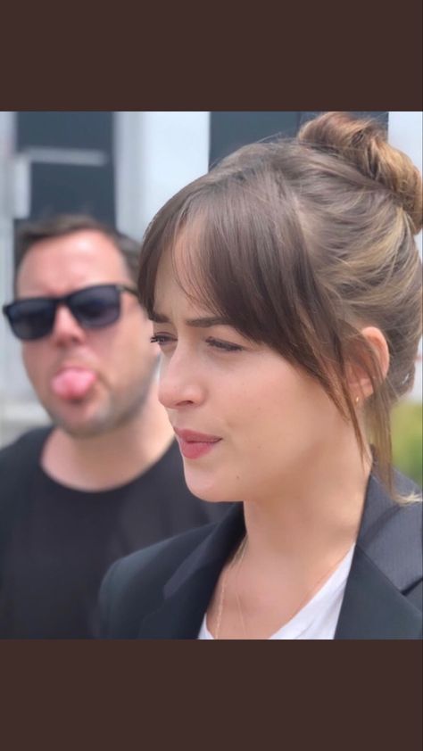 Dakota Johnson Hair Curtain Bangs, Dakota Johnson Updo Hair, Dakota Johnson Side Bangs, Dakota Johnson Haircut Bangs, Dakota Johnson Bangs Tutorial, Dakota Johnson Bangs Fringes, Dakota Johnson Bangs, Dakota Johnson Hair, Side Bangs