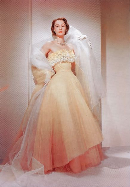 1951 1950s Ball Gown, Jacques Fath, Fifties Fashion, Look Retro, Fashion 1950s, Vintage Gowns, Vintage Couture, Old Fashion, Moda Vintage