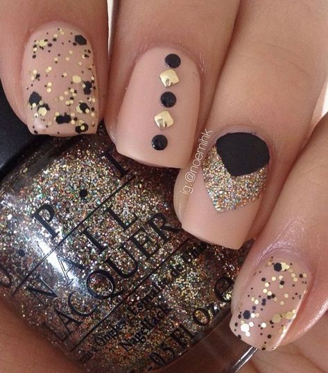 Nude color nail art 11 Nude Color Nail Art, Vegas Nail Art, Nail Designs For Fall, Nail Polish Combinations, Nude Nail Art, Gold Gel Nails, White Nails With Gold, Las Vegas Nails, Black Gold Nails