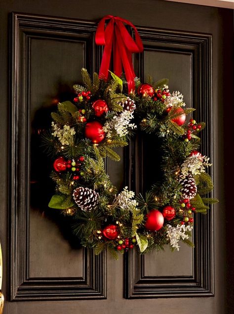 Wreath With Baubles, Christmas Wreath Aesthetic, Farmhouse Christmas Wreaths Diy, Designer Christmas Tree, Big Wreath, Christmas Tree Farmhouse, Homemade Christmas Wreaths, Display Ornaments, Christmas Wreath Ideas