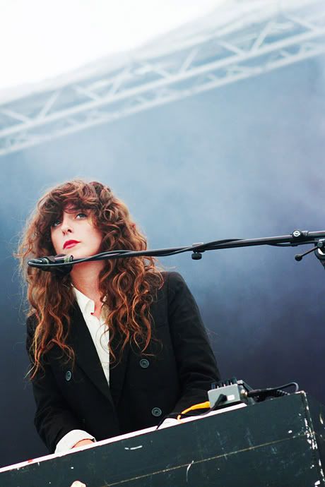 Victoria Legrand // Beach House Victoria Legrand, Beach House Band, Curly Bangs, Curly Hair With Bangs, Cut My Hair, Grunge Hair, Long Curly Hair, Curly Girl, Long Curly