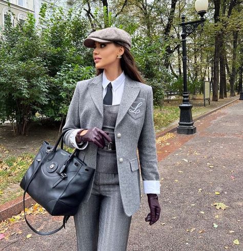 Gloves Outfit Classy, Preppy Chic Outfits, Stylish Business Outfits, Iranian Women Fashion, Instagram Autumn, Stylish Work Attire, Woman Suit Fashion, Streetwear Fashion Women