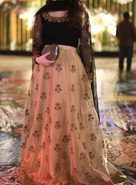 Lehanga Designs Latest Pakistani, Simple Langha Design Latest, Shadi Dresses Girls, Pakistani Women Dresses, Shadi Dresses, Bridal Dresses Pakistan, Pakistani Fancy Dresses, Pakistani Fashion Party Wear, Pakistani Dresses Casual