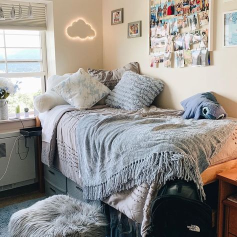 Dorm Room Aesthetic Color Schemes, Dorm Bedding Color Schemes, Dorm With Grey Bedding, Gray And White Dorm Room Ideas, Colourful Dorm Room, Dark Blue Dorm Room Ideas, Dorm Room Ideas Gray, Grey Dorm Room Aesthetic, Cozy Dorm Room Ideas Minimalist