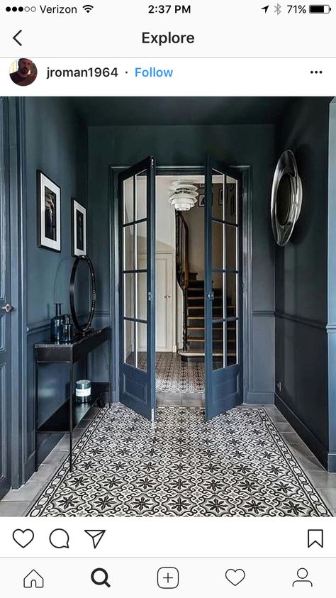 Vstupná Hala, Interior Design Blogs, Dark Ceiling, Dark Hallway, Hallway Inspiration, Design Blogs, 아파트 인테리어, Entry Way, Entrance Hallway