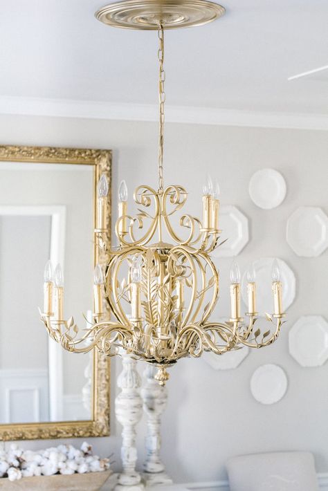 The best gold spray paint for an inexpensive DIY gold spray painted chandelier upcycle #chandelier #spraypaint #gold #diningroom #diy #diyhomedecor Upcycle Chandelier, Chandelier Upcycle, Gold Dining Room Chandelier, Spray Painted Chandelier, Gold Spray Paint Diy, Dining Room Furniture Makeover, Best Gold Spray Paint, Rose Gold Metallic Paint, Metallic Gold Spray Paint