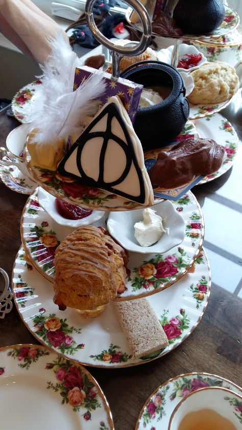 Harry Potter Afternoon Tea, Garden Tea House, Gothic Food, Harry Potter Tea Party, Tea Nook, Harry Potter Tea, Harry Potter Bridal Shower, Harry Potter Items, Harry Potter Baby Shower