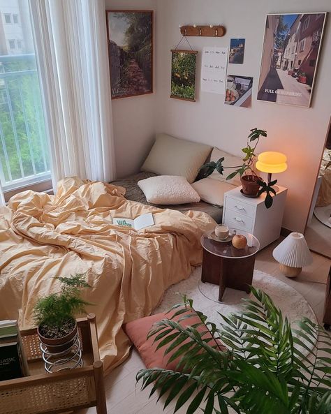 Boho Room With Day Bed, Platform Bed Rooms Ideas, Room With Corner Bed, Bedroom Corner Bed Ideas, Bed Tucked In Corner, Corner Bed Ideas Queen Small Room, Double Bed In Corner Of Room, Queen Bed Corner Of Room, Bed Up Against Wall In Corner