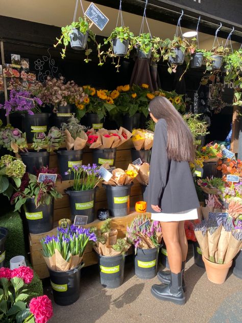 Flower Shop Owner, Plant Store Photoshoot, Flower Market Aesthetic, Flower Store, Ginger Girls, Buy Flowers, Nothing But Flowers, Flower Therapy, Day Plan