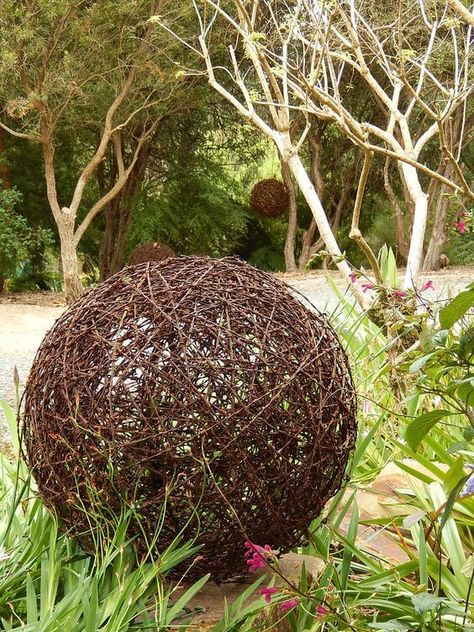 41 DIY Rusty Garden Junk Ideas Garden Junk Ideas, Picking Garden, Barbed Wire Art, Fall Yard Decor, Country Garden Design, Bush Garden, Rusty Garden, Fence Installation, Garden Balls