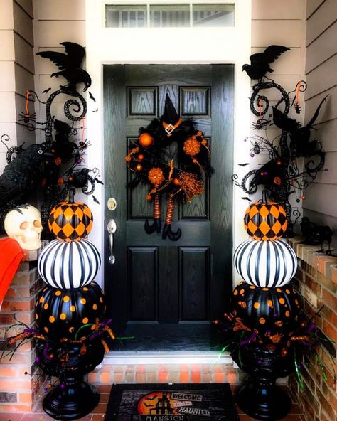 𝐇𝐚𝐥𝐥𝐨𝐰𝐞𝐞𝐧 & 𝐅𝐚𝐥𝐥 𝐎𝐛𝐬𝐞𝐬𝐬𝐞𝐝 🖤 on Instagram: “What’s your favorite part of your home to decorate!? Mine is my bedroom 🎃 . . . #halloweeniscoming #everydayishalloween #halloweendecor…” Front Porch Topiary, Porch Topiary, Halloween Decorations Indoor Scary, Halloween Porch Decor, Outside Halloween Decorations, Dekorasi Halloween, Halloween Diy Outdoor, Outdoor Halloween Decorations, Decoration Storage