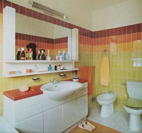 1960s Bathroom Vintage, 70s Bathroom Aesthetic, Orange And Forest Green, 60s Bathroom, 70s Bathroom, 70s Interior Design, Midcentury House, 70s Interior, 70s House