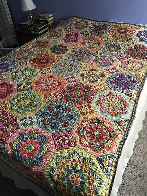 Crochet Bedding, Mandala Colour, Square Mandala, Persian Tiles, Crochet Blanket Edging, Yarn Creations, Granny Square Crochet Patterns Free, Crochet Bedspread Pattern, Crochet Cat Pattern