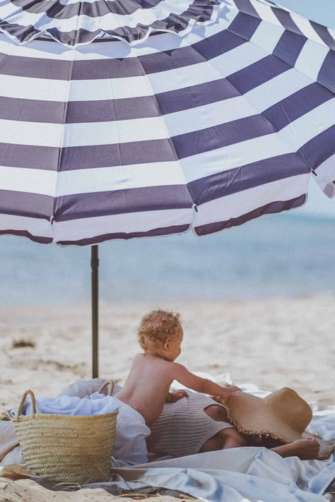 Family beach day at Kohler Andrae State Park in Wisconsin on Lake Michigan #beach #summer #familypictures #lifestyle #summerphotography #beachpictures Family Beach Day, Things To Do In Summer, Vacation With Baby, Beach Week, Cheap Things To Do, Baby Beach, Fort Myers Beach, Beach Family, Beach Shoot