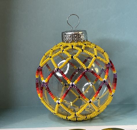 Native Beaded Christmas Ornaments, Swarovski Crystals Diy, Native Patterns, Bead Ornaments, Native Beading, Beaded Work, Native Beading Patterns, Holiday Beading, Beading Inspiration