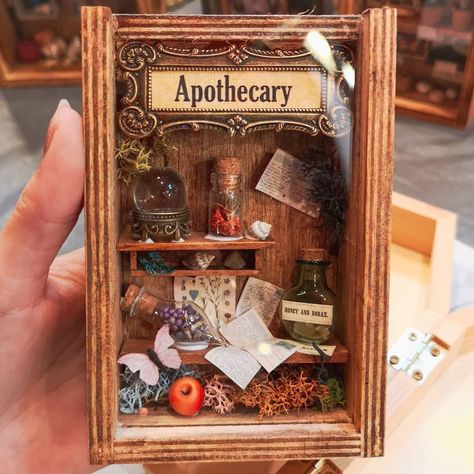 Had a workshop 'how to make a miniature apothecary'! The first picture is the end result of what I've made :) ( last 2 pictures are not… | Instagram Miniature Apothecary, Mobiles Art, Festa Harry Potter, Haunted Dollhouse, Altered Tins, Halloween Miniatures, Miniature Book, Witchy Crafts, Shadow Box Art