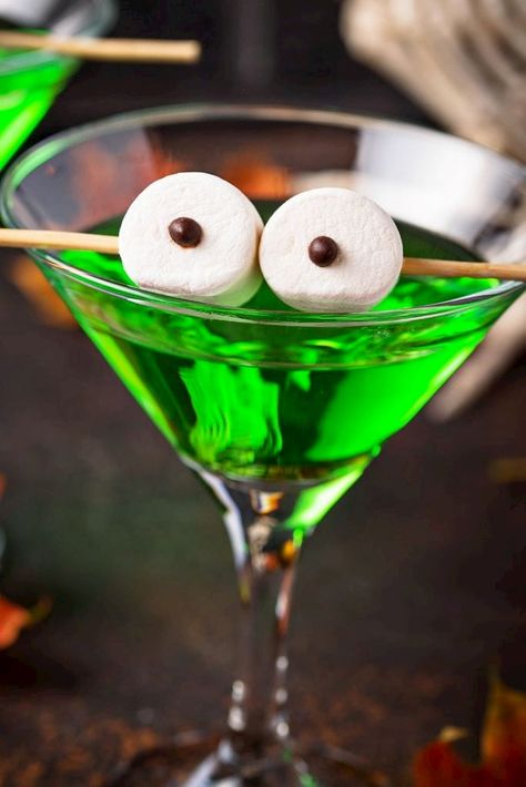 Best Birthday Cocktails, Halloween Garnish Ideas, Halloween Cocktail Garnish, Green Halloween Cocktail, Science Cocktails, Spider Cocktail, Halloween Drink Ideas, Halloween Drink Recipes, Drink Garnishes