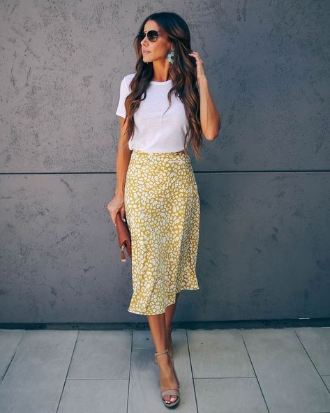 b5a1fc2085986034e448d2ccc5bb9703desc52023546ri Church Outfit, Midi Skirt Outfit, Button Skirt, Church Outfits, Mode Inspo, Looks Chic, Beauty And Fashion, Print Skirt, Looks Style