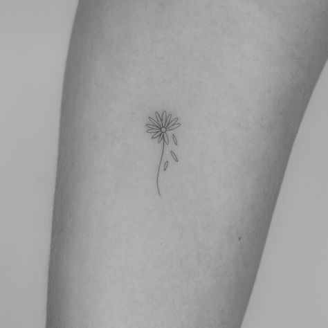 🥀 mini flower #minitattoo #minitattoos #microtattoo #finelinetattoo #1rltattoo Fine Line Tattoos, Mini Tattoos, Tattoos, Quick Saves