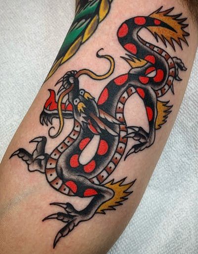 American Classic Tattoo, Traditional Tattoo Dragon, Tattoo American Traditional, Designs With Meaning, Dragon Tattoos For Men, Old School Tattoos, Traditional Tattoo Inspiration, Pin Up Girl Tattoo, Tattoo Apprenticeship