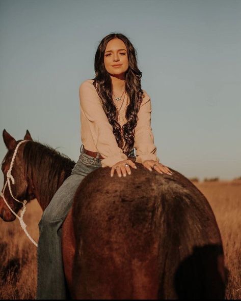 Horse Photo Shoot Outfits, Fall Horse Senior Pictures, Horse Girl Photoshoots, Western Photo Shoots With Horses, Cowgirl Horse Photography, Western Pictures Ideas With Horses, Country Senior Pictures With Horses, Pics With Horses Photo Ideas, Cowgirl Senior Pictures Horses