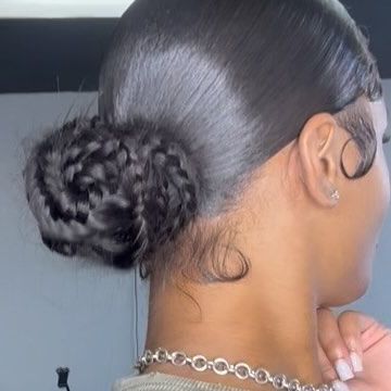 LA HAIR STYLIST🫶🏾 on Instagram: "Get intoooo this fishtail bun🤪😍😍 • • • #sleekhair #sleekponytail #braid #braidedponytail #lahairstylist #sleekbun #bun #babyhair #hair #lahair #explore #explorepage #evrythng1k #losangeles #losangeleshair #sleek #ponytail #sleekponytail #explorepage #evrythng1k #losangeles" Fishtail Braid Bun, Fishtail Bun, Future Hairstyles, Bun Bun, Ponytail Bun, Sleek Bun, Fishtail Braid, Braided Bun, Sleek Ponytail