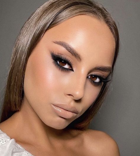 Women's Semi Formal Outfits, Olive Smokey Eye, Strong Makeup Look, Prom Guest Outfit, Black Eyeshadow Makeup Looks, Smokey Eye Full Face Makeup, Smookie Eyes Makeup, Smokey Eye Cat Eye, Black Smokey Makeup