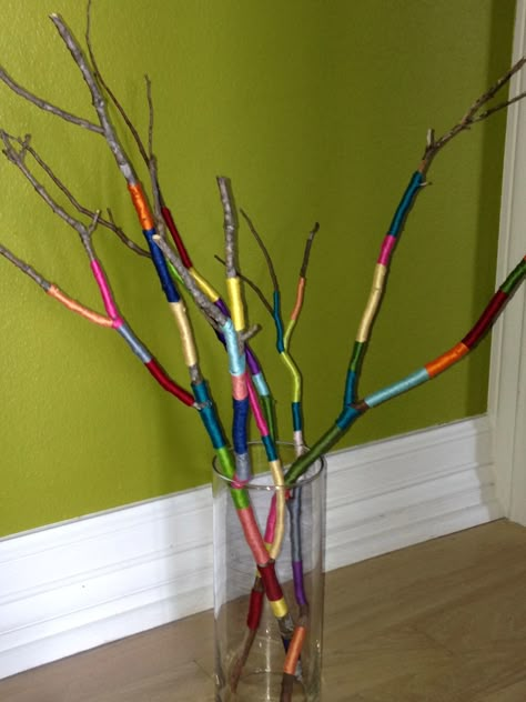 Wrapped Stick Art, Crafts With Sticks, Diy Osterschmuck, Twig Art, Deco Nature, Stick Art, Ideas For Easter Decorations, Ideas For Easter, Yarn Thread