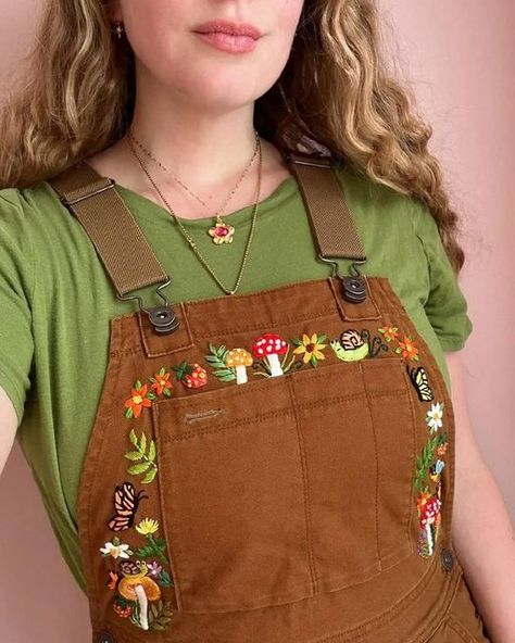 Flower Embroidery Clothes, Embroidering Clothes Diy, Hand Embroidery On Sweater, Flower Inspired Outfits, Sewing Flowers On Clothes, Embroidery Inspiration Flowers, Embroidery Designs On Clothes, Outfits With Flowers, Embroidered Clothes Ideas