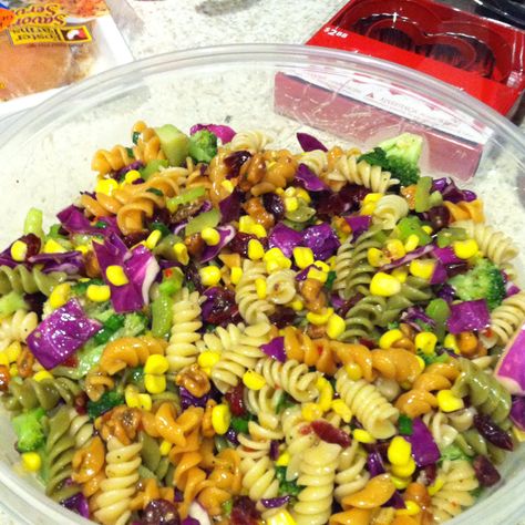 Mardi Gras Pasta Salad...I wish there was a recipe for this, but it looks to be tri-colored pasta, corn, red cabbage and broccoli. Is toss it in Italian dressing. Colorful Pasta Salad, Mardi Gras Finger Foods, Mardi Gras Salad, Mardi Gras Treats, Mardi Gras Pasta, Mardi Gras Party Food, Cabbage Broccoli, Mardi Grad, Madi Gras