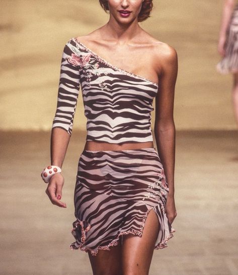 Blumarine SS 2000 💗 2000s Runway Fashion, Runway Fashion Couture, Clueless Outfits, Runway Models, 2000s Fashion, Casual Street Style, Vintage Skirt, Couture Fashion, 90s Fashion