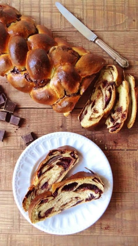 Shabbat Recipes, Challah Bread Recipes, Jewish Holiday Recipes, Braided Bread, Challah Bread, Egg Yolks, Jewish Recipes, Challah, Bread And Pastries