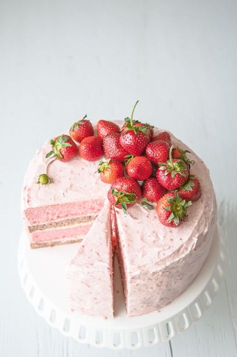 Strawberry Banana Milkshake Cake | 15 Gorgeous Easter Cakes from @cydconverse Milkshake Cake, Strawberry Banana Milkshake, Mousse Dolce, Cake Brownie, Slow Cooker Desserts, Banana Milkshake, Gateaux Cake, Munnar, Strawberry Banana