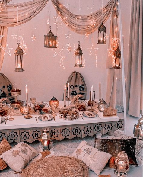 Ramadan Buffet Decoration, Ramadan Iftar Table Decoration, Ramadan Table Setup, Eid Al Fitr Decorations, Ramazan Decor Ideas, Eid Dinner, Table Ramadan, 1 Ramadan, Ramadan Table Decor