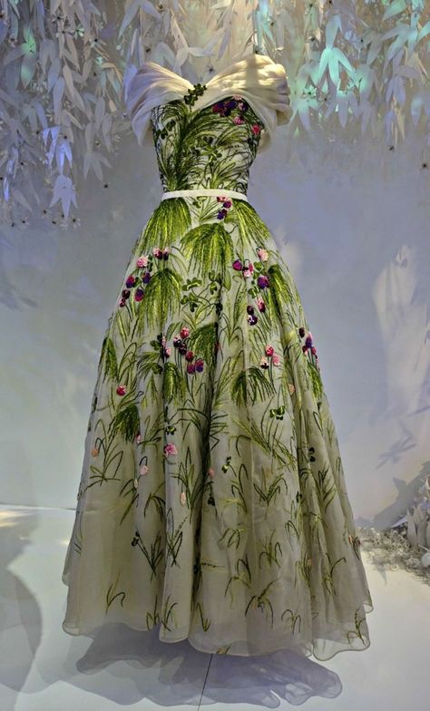 Dior Couture Gowns, Christian Dior Gowns, Floral Embroidered Gown, Dior Exhibition, Christian Dior Dress, Dior Dresses, Dior Gown, Dior Dress, Vintage Floral Dress