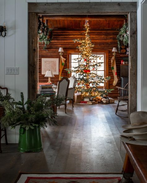 A tranquil Wyoming log cabin with an unexpected French sophistication | House & Garden Tahoe House, French Country Rustic, Little Cabin In The Woods, Paper Christmas Decorations, Christmas Dreaming, Rustic French Country, Cedar Homes, Castles In Scotland, Pink Sofa