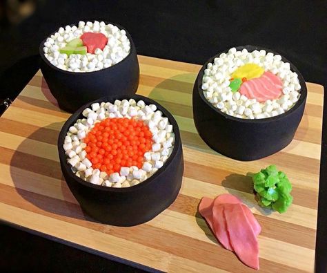 Sushi Cakes Sushi Cake Ideas, Sushi Cupcake, Cake Ideas Fondant, Sushi Cake Birthday, Sushi Cakes, Sushi Candy, Birthday Desert, Regular Cake, Candy Sushi