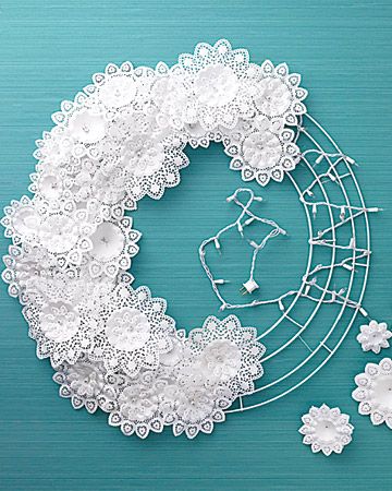 3.Wrap wreath form w/20ft strand of white lights. 4.w/scissors, widen the center-holes slightly in paper bouquet holders(use 10-8.8-in, 20-6.4in,20-4.8in & 50 3.2in) Doily Wreath, Paper Doily Crafts, Recycle Paper, Doilies Crafts, Crocheted Doilies, Diy Lampe, Martha Stewart Crafts, Lace Doily, Paper Doilies