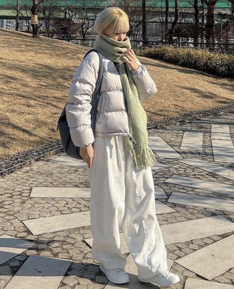 Outfit For Airplane Travel, Travel Winter Outfits, Rainy Winter Outfit, Outfits Aesthetic Skirt, Outfit Inspo Korean, Sweatpants Outfit For School, Outfit For Rainy Day, Winter Sweatpants, Outfit Sweatpants