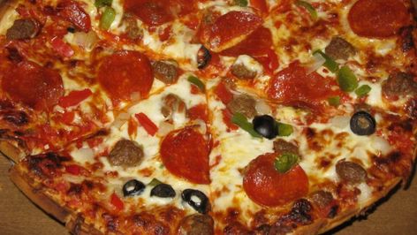 10 Frozen Pizza Hacks That Will Change Everything Cheese For Pizza, Pizza Hacks, Crispy Pizza, Calzone Pizza, Leftover Pizza, Make Your Own Pizza, Pizza Calzones, Making Homemade Pizza, Pizza Day