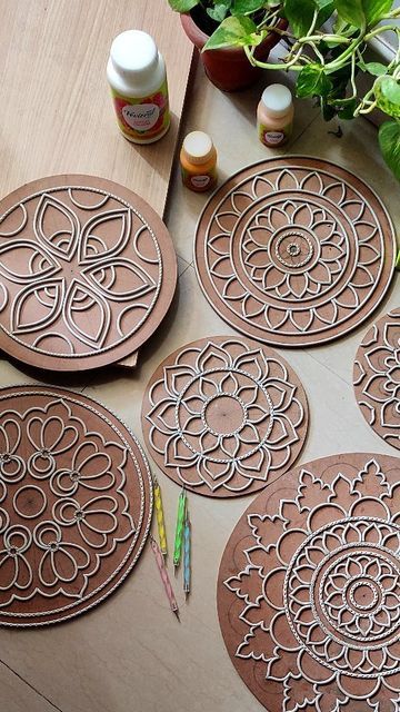 Lipan Art Design Drawing, Diy Decor With Cardboard, Round Lippan Art Mirror Wall, Lippan Art Coasters, Clay Mandala Art, Mandala Lippan Art, Drawing For Room Decor, Round Lippan Art, Lipan Art Design