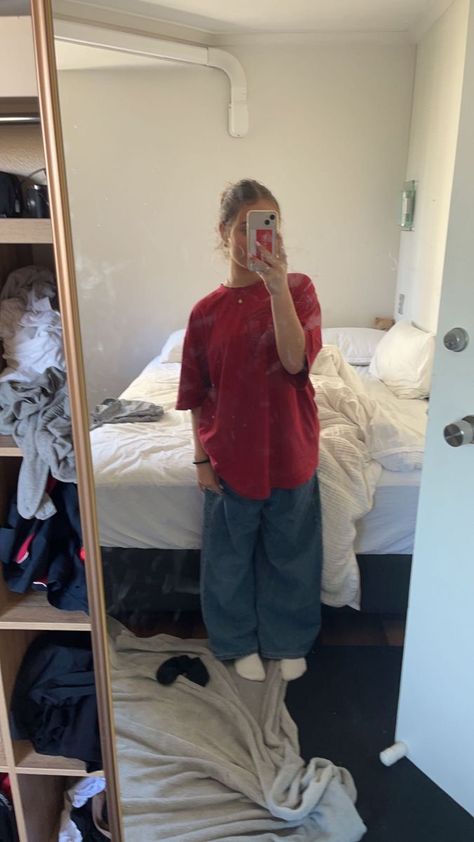 Baggyoutfit Ideas, Loose Baggy Outfit, 90s Fashion Baggy Clothes, Very Baggy Outfits, Nice Baggy Outfits, Baggy Red Shirt Outfit, Basic Outfits Baggy, Baggy Clothes For Women, 80s Baggy Clothes