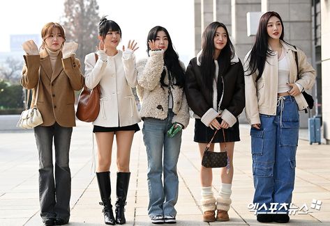 Red Velvet Airport Fashion, Lotte World, Airport Fashion, Velvet Fashion, Airport Style, Airport Outfit, Asian Style, Kpop Fashion, Red Velvet