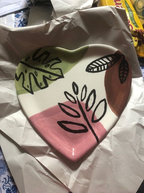 Heart Shaped Pottery Painting Ideas, Ceramic Plate Painting Ideas Aesthetic, Wet Paint Pottery Ideas, Pottery Painting Outfit Ideas, Easy Paint Your Own Pottery Ideas Plates, Aesthetic Plate Painting, Pottery Painting Heart Plate, Paint And Pottery Ideas, Pottery Inspo Simple